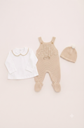 Conjunto de jardineiras de malha trabalhada com camisola e gorro