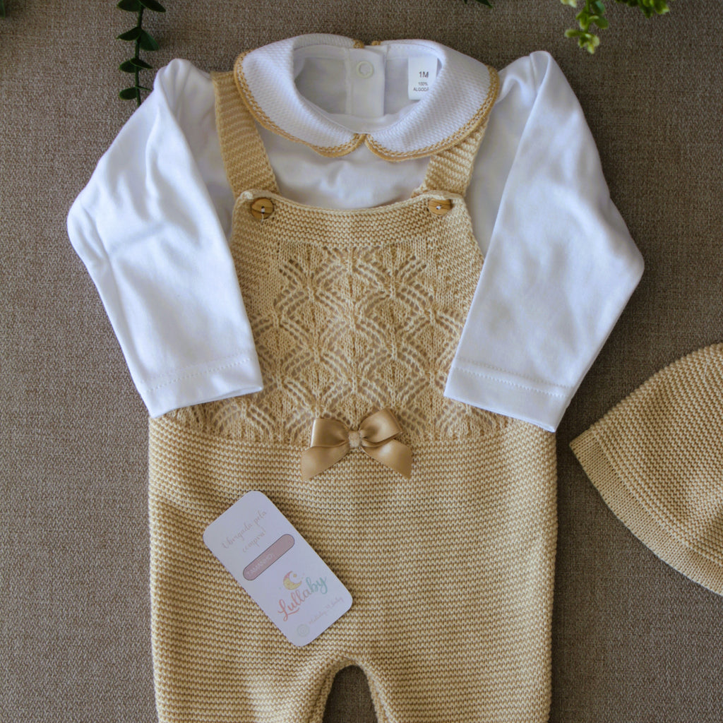Conjunto de jardineiras de malha trabalhada com camisola e gorro