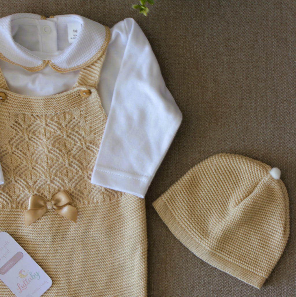 Conjunto de jardineiras de malha trabalhada com camisola e gorro