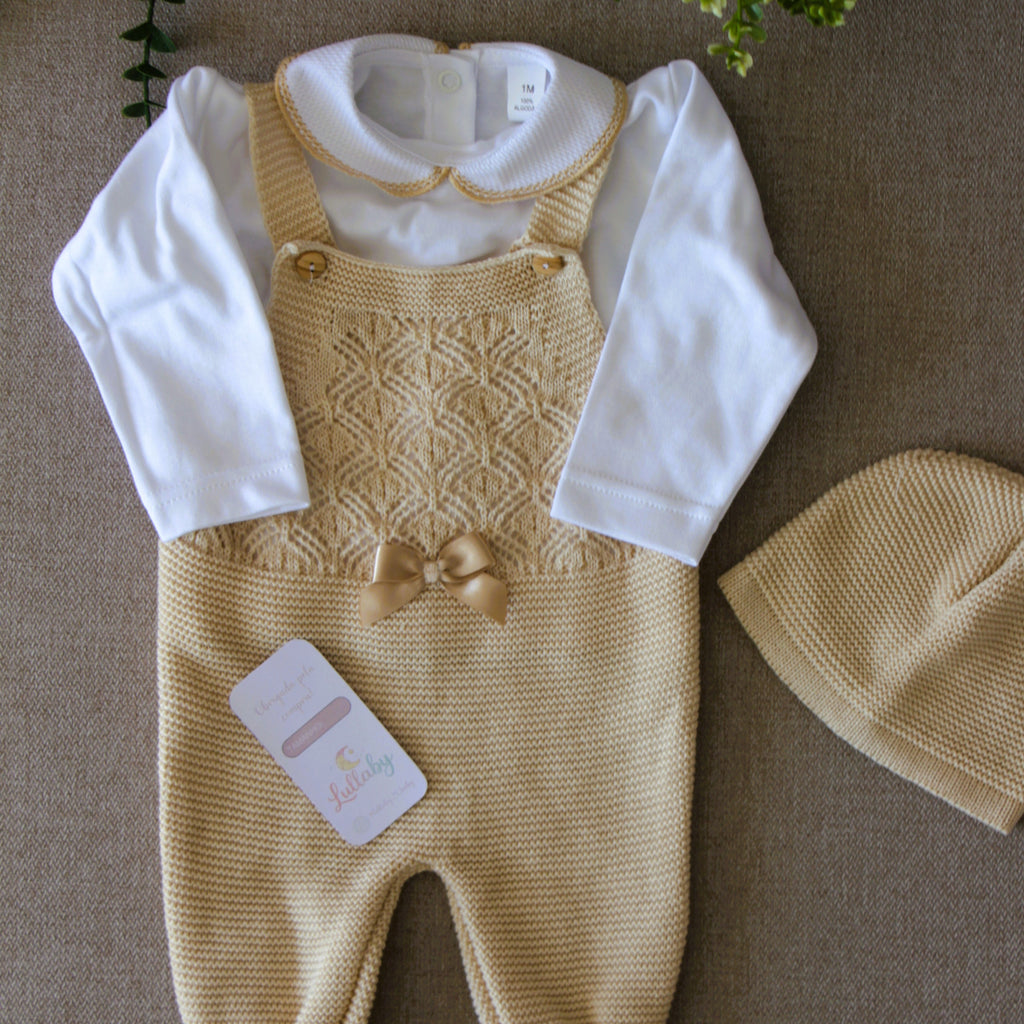 Conjunto de jardineiras de malha trabalhada com camisola e gorro