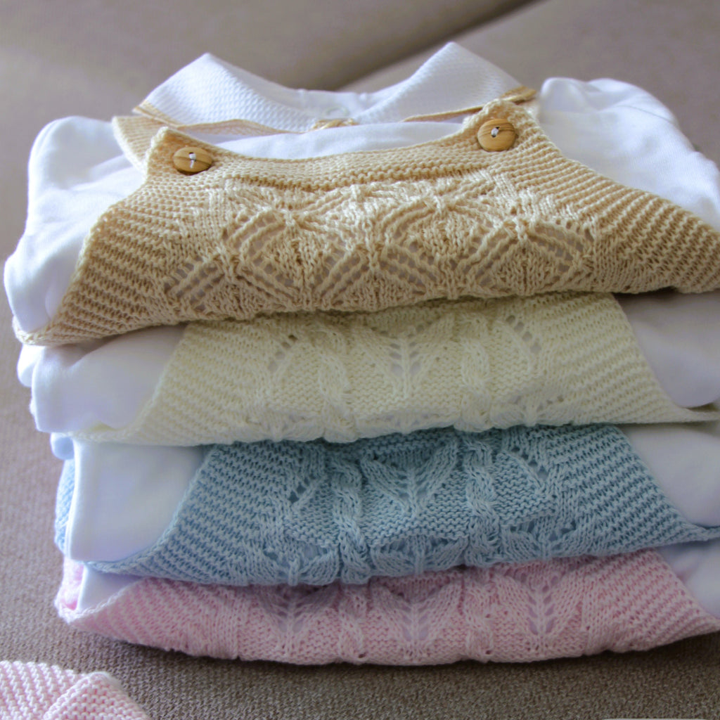 Conjunto de jardineiras de malha trabalhada com camisola e gorro