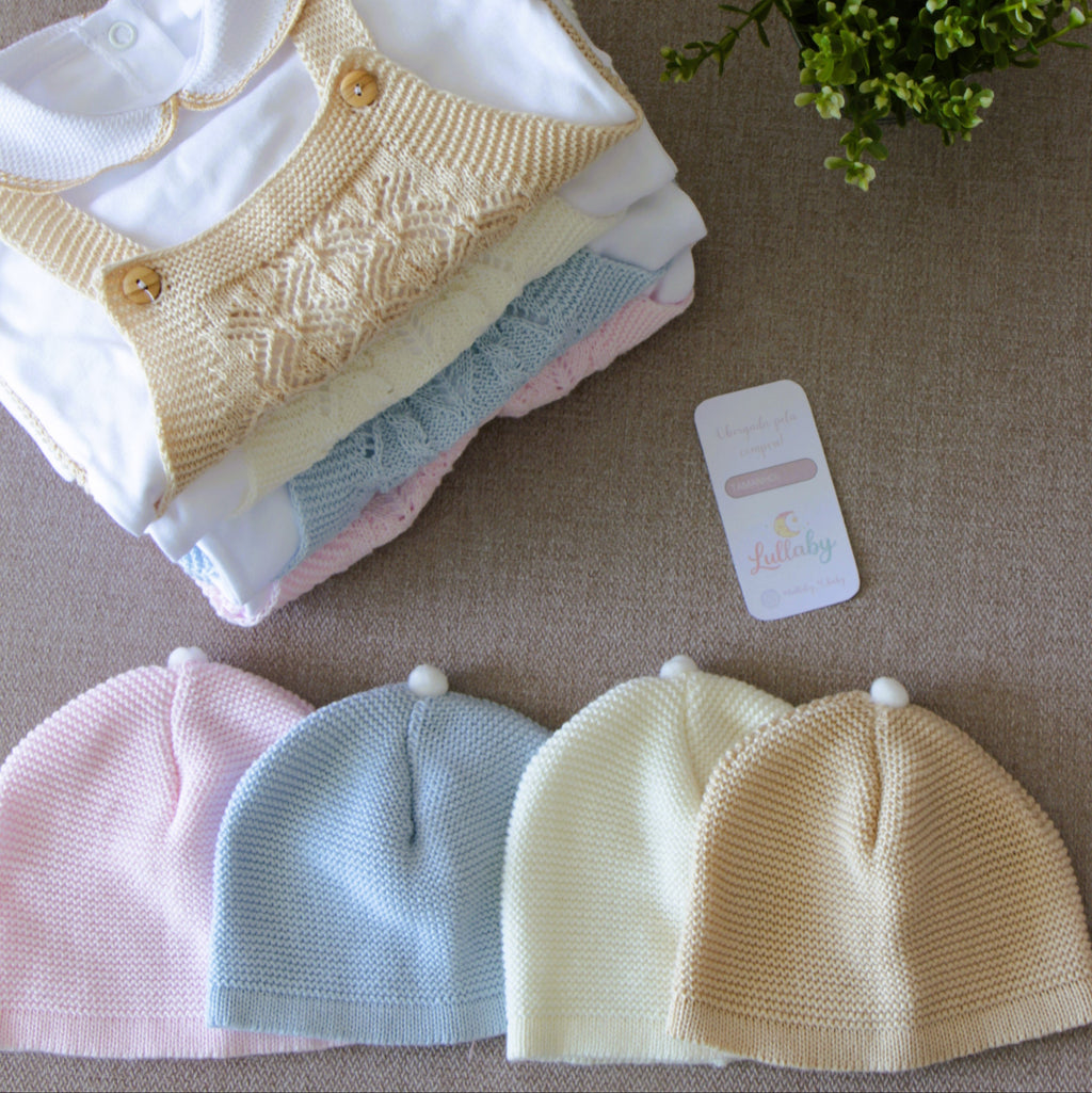 Conjunto de jardineiras de malha trabalhada com camisola e gorro