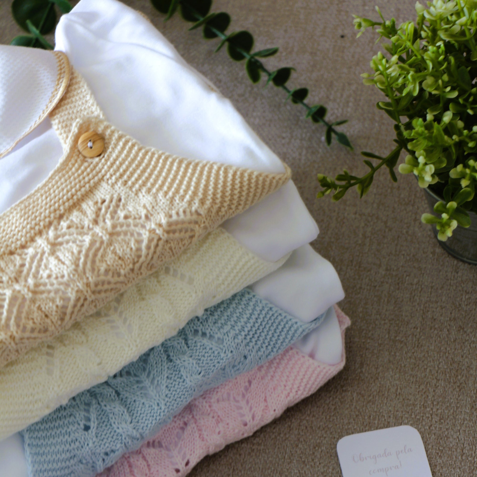 Conjunto de jardineiras de malha trabalhada com camisola e gorro